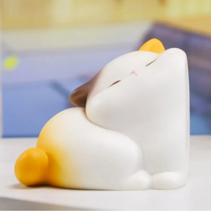 Front view of Kawaii Cutie Cats Bookend