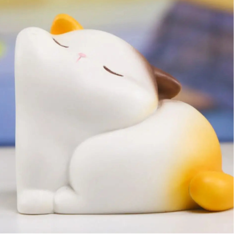 Front view of Kawaii Cutie Cats Bookend