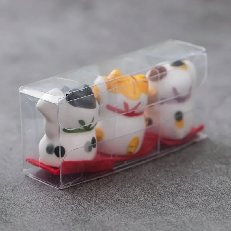 Set of small animal figurines in a clear plastic packaging on a gray background, with 'WONTIVE' branding.