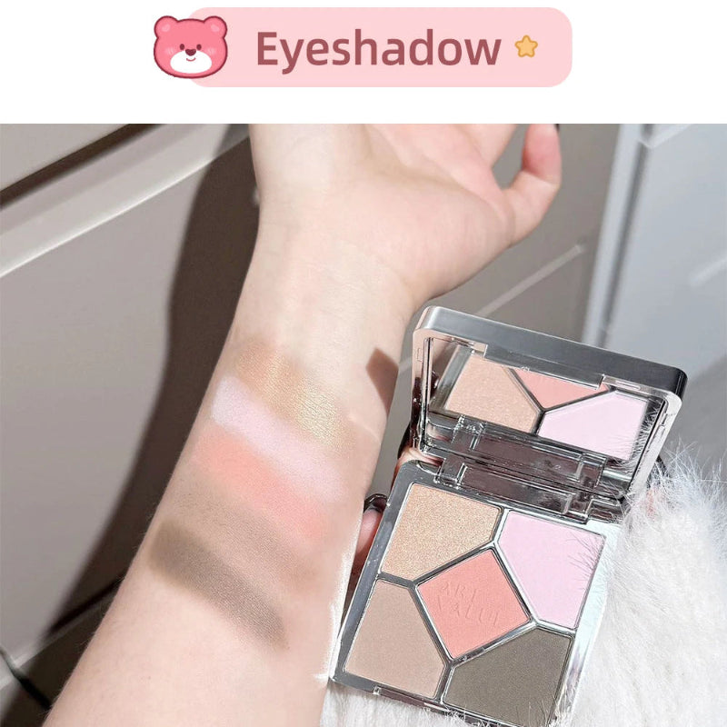 Kawaii eyeshadow from bear family makeup set 