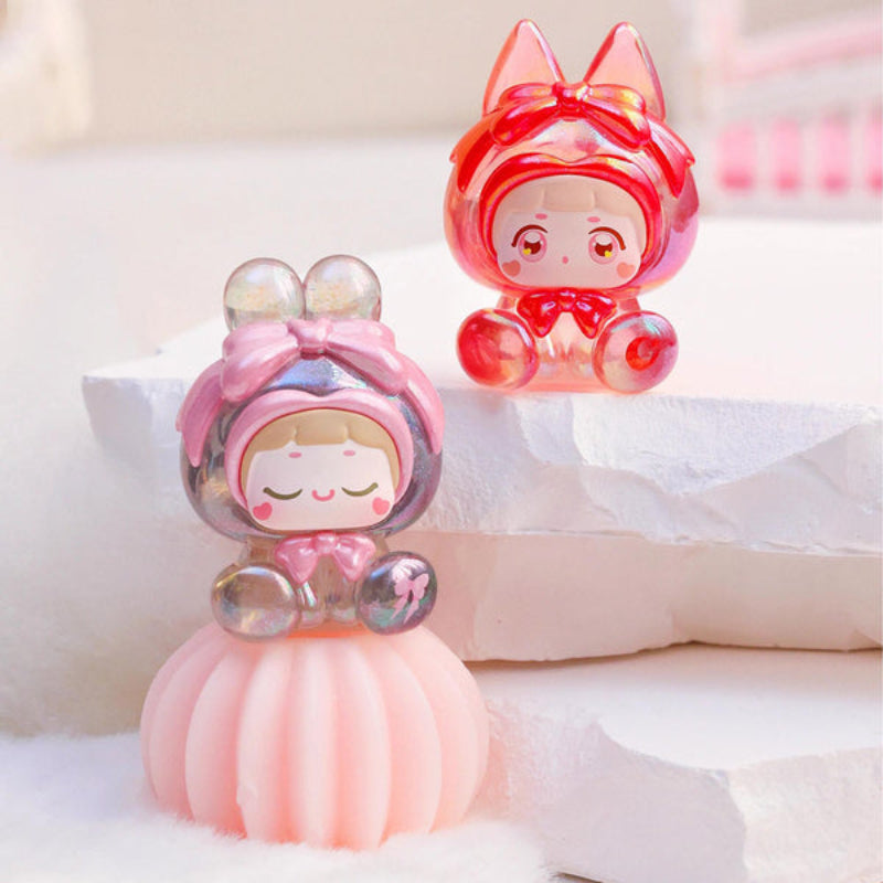 Lili Dress Up Diary Series , all the figures out on display as to what you can get in the blind boxes.