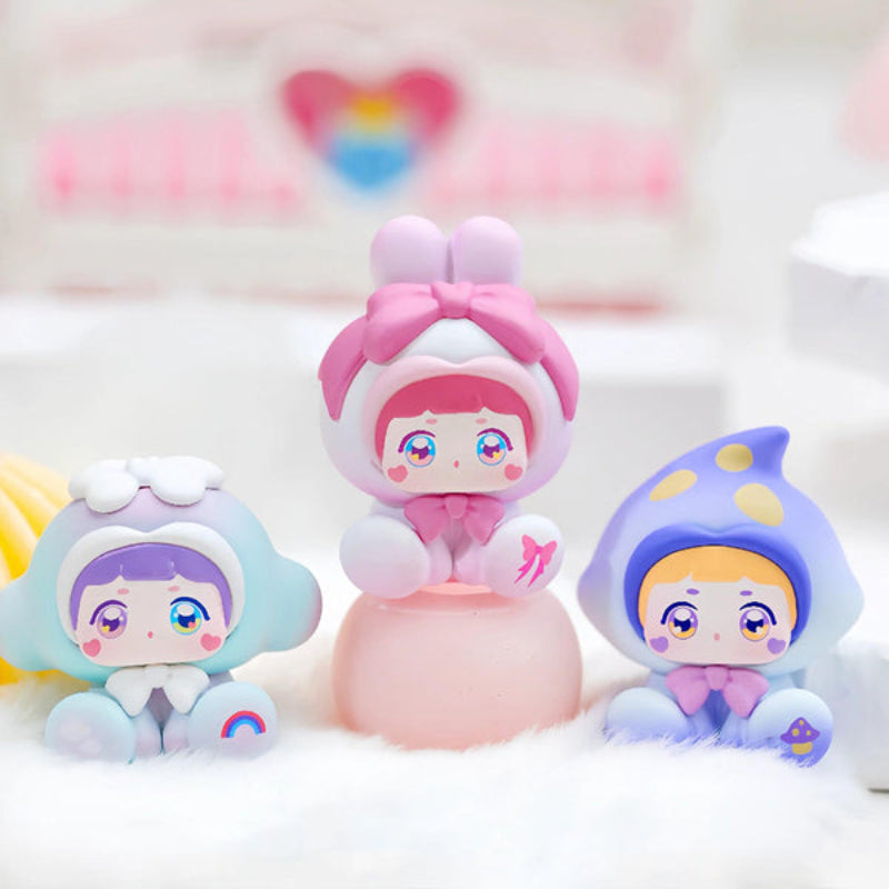 Lili Dress Up Diary Series , all the figures out on display as to what you can get in the blind boxes.