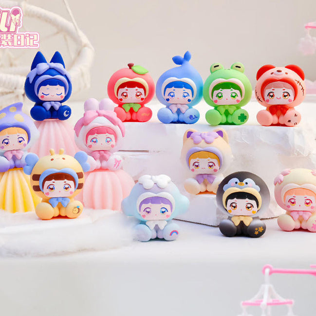 Lili Dress Up Diary Series , all the figures out on display as to what you can get in the blind boxes.